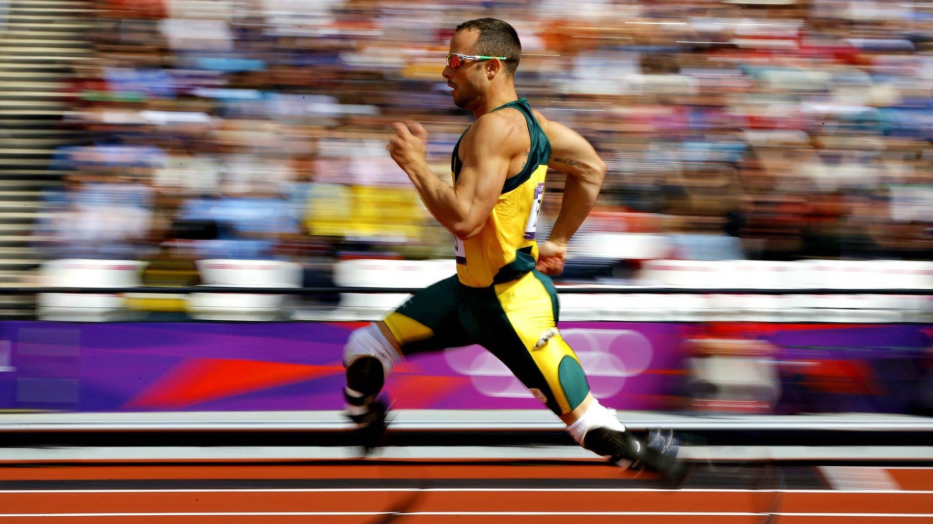 特色足球街区夜景设计融合灯光与科技，成为新晋城市名片，足球场夜间照明灯